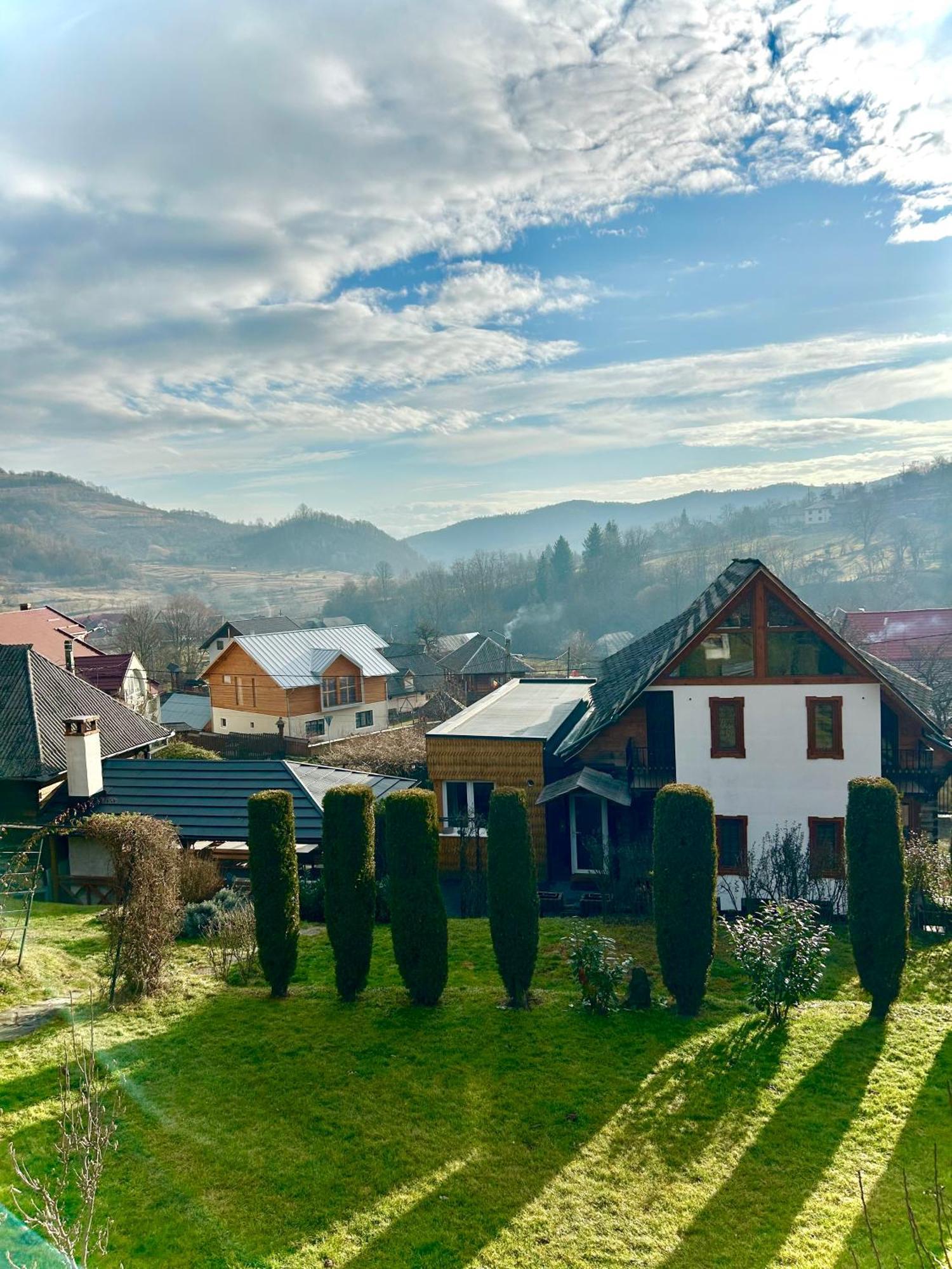Casa Cu Magnolii Hotel Poienile Izei Bagian luar foto